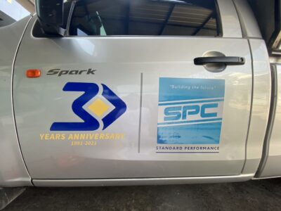 รับทำสติ๊กเกอร์โลโก้ติดรถ 4 ล้อ