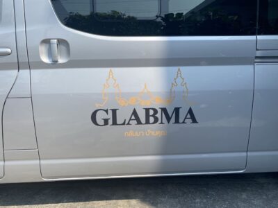 สติ๊กเกอร์โลโก้ติดรถตู้