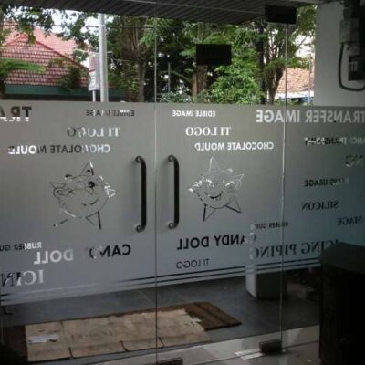 ตัดสติ๊กเกอร์ติดกระจกด่วน